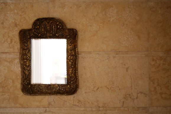 mirror-on-wall-1413751