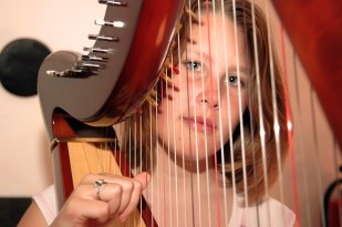 playing-harp-1563567
